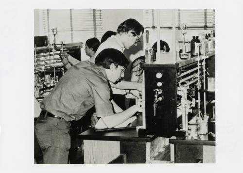 Students in Uptown Campus Lab in 1971. (DePaulian) (Image courtesy of DePaul University Special Collections and Archives)